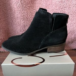 Crown Vintage Rumble Ankle Boot, Black, Size 6.5